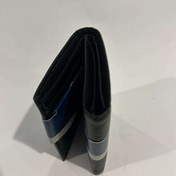 Kenneth Cole Reaction NWT Men’s Flex Wallet with RFID lining keeps info secure. - Picture 7 of 8